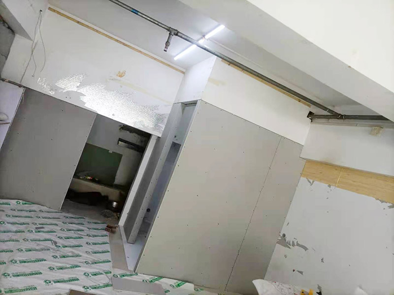客廳石膏板隔斷安裝：石膏板宜豎向鋪設(shè)，首先確定龍骨上下兩端的方向，盡量使穿線孔對齊。同時記得豎龍骨的長度尺寸，按現(xiàn)場實測尺寸為準(zhǔn);接著豎龍骨安裝就位后，保證垂直。注意輕鋼龍骨用專用防銹自攻螺釘固定并用電動螺絲槍一次打入并擰緊；石膏板安裝時應(yīng)從板的中部向板的四邊固定。最后接縫處理使用廠家配套供應(yīng)的接縫用嵌縫膏和接縫帶。石膏板與周圍墻或柱要留有3mm的槽口，以便進(jìn)行防開裂處理。注意不可用滿批膩子代替嵌縫膩子。