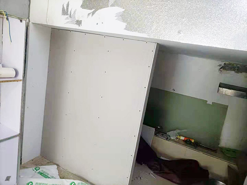客廳石膏板隔斷安裝：石膏板宜豎向鋪設(shè)，首先確定龍骨上下兩端的方向，盡量使穿線孔對齊。同時記得豎龍骨的長度尺寸，按現(xiàn)場實測尺寸為準(zhǔn);接著豎龍骨安裝就位后，保證垂直。注意輕鋼龍骨用專用防銹自攻螺釘固定并用電動螺絲槍一次打入并擰緊；石膏板安裝時應(yīng)從板的中部向板的四邊固定。最后接縫處理使用廠家配套供應(yīng)的接縫用嵌縫膏和接縫帶。石膏板與周圍墻或柱要留有3mm的槽口，以便進(jìn)行防開裂處理。注意不可用滿批膩子代替嵌縫膩子。