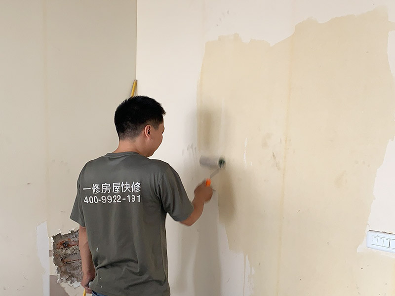舊墻滾涂沾水撕墻紙：撕墻紙可以有多種方法，要看墻面情況，第一種直接剝離法：用美工刀將墻紙頂端掀起，然后順著人的方向撕掉。第二種剖切和浸潤(rùn)法：將清水或者墻紙剝除劑涂抹在墻上，直到完全浸透，在用刮墻刀由上到下開(kāi)始撕墻紙。第三種蒸汽法：用蒸汽板放在墻紙上，直到變潮、變暗，然后再?gòu)膲堩敹碎_(kāi)始撕掉。