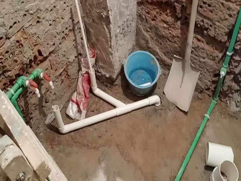 小編今天帶大家看看金華市義烏市衛(wèi)生間拆除重新裝修的案例，此案例地址是義烏市橋西街橋西小區(qū)；客戶是金華市本地的，所以選擇金華市本地專業(yè)裝修維修的公司，客戶做完后好評到：找的一修做的衛(wèi)生間拆除重新裝修，我挺滿意的，師傅效率也高，很專業(yè)，前前后后大概就是花了近半個月，性價比很不錯，全程溝通也很融洽，下次再有其他維修裝修的話，還是會找一修師傅來做！金華市義烏市衛(wèi)生間拆除重新裝修中途如果發(fā)現(xiàn)其他房屋問題，都可以找我們解決。我們還可以在衛(wèi)生間拆除重新裝修施工時可以選擇整裝還是局裝，或者是可以選擇先服務(wù)后付款的付款方式等，如果您還有其他需求也可以到我們官網(wǎng)上查看更多的關(guān)于金華市其他墻面修補翻新，房屋全屋裝修，各類安裝等施工案例。