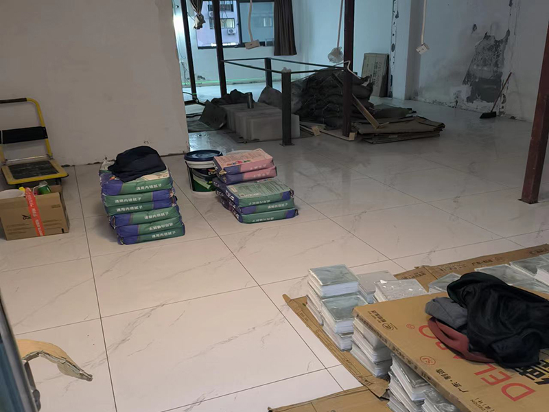 小編這次為各位展示的是泉州市鯉城區(qū)辦公室材料裝修翻新的施工案例，施工地址是衛(wèi)濱區(qū)世紀(jì)路隆勝華庭；客戶是網(wǎng)上找的一修公司，看評(píng)價(jià)以及服務(wù)項(xiàng)目還有綜合實(shí)力都不錯(cuò)，才選擇的我們。泉州市鯉城區(qū)辦公室材料裝修翻新案例中師傅把原來(lái)受潮的表面刮去，重新做防水，再刮膩?zhàn)?，再刷油漆。泉州市監(jiān)理全程跟蹤服務(wù)質(zhì)量，非常專業(yè)！而且一修可以選擇整裝還是局裝，可以選擇先服務(wù)后付款的付款方式等，如果您還有其他需求也可以到我們官網(wǎng)上查看更多的關(guān)于泉州市其他防水補(bǔ)漏維修，舊房全屋翻新，房屋各類安裝等施工案例。