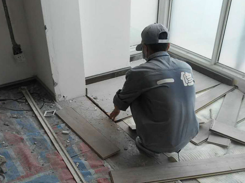 說起清水房裝修技巧，網(wǎng)上關(guān)于清水房裝修技巧的介紹非常多，清水房裝修技巧是很多網(wǎng)民非常關(guān)心和議論的話題；益修快裝公司提供清水房裝修服務(wù)，免費(fèi)量房設(shè)計(jì)，先裝修后付款；提供清水房衛(wèi)生間裝修、清水房廚房修補(bǔ)、清水房廁所翻修、清水房臥室改造、清水房客廳翻新、清水房陽臺(tái)設(shè)計(jì)、清水房榻榻米維修、清水房背景墻粉刷等，以下是小編收集整理的清水房裝修技巧,新房屋裝修需要注意什么問題？等信息，請往下看。  新房屋裝修需要注意什么問題  1、裝修前，好先做個(gè)裝修計(jì)劃。例如，在墻上先預(yù)留出需要的插座的位置，好是既有兩頭又有三頭的那種，以免裝修后才發(fā)現(xiàn)插座不夠用。 2、裝修材料一定要到正規(guī)的廠家去購買，而且好購買那種比較環(huán)保的裝修材料，千萬不要圖便宜，去一些小廠家買。 3、裝修完成后，好不要馬上入住，先開窗透透氣，順便把噴漆時(shí)產(chǎn)生的氣體、氣味，都散發(fā)出去，再入住。 4、裝修完成后，可以在室內(nèi)擺點(diǎn)吸收有害氣體的花草。因?yàn)榧词故撬^的綠色環(huán)保漆，也不可能沒有一點(diǎn)有害氣體。