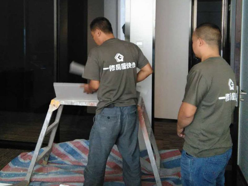 說起毛坯房裝修電話，網(wǎng)上關(guān)于毛坯房裝修電話的介紹非常多，毛坯房裝修電話是很多網(wǎng)民非常關(guān)心和議論的話題；益修快裝公司提供毛坯房裝修服務(wù)，免費(fèi)量房設(shè)計(jì)，先裝修后付款；提供現(xiàn)代簡(jiǎn)約風(fēng)格毛坯房裝修、歐式風(fēng)格毛坯房裝修、新中式風(fēng)格毛坯房裝修、后現(xiàn)代風(fēng)格毛坯房裝修、美式風(fēng)格毛坯房裝修、地中海毛坯房裝修、北歐毛坯房裝修、簡(jiǎn)歐毛坯房裝修、田園毛坯房裝修、美式毛坯房裝修等，以下是小編收集整理的毛坯房裝修電話,毛坯房開始裝修如何接電源，毛坯房開始裝修如何接電源？等信息，請(qǐng)往下看。  毛坯房開始裝修如何接電源，毛坯房開始裝修如何接電源  毛坯房裝修第一步：測(cè)量在工人進(jìn)場(chǎng)之前，好將家里的角角落落親自測(cè)量一遍，拿筆尺記下來，標(biāo)清楚，一定一定不要偷懶。測(cè)量的內(nèi)容主要包括： 1. 明確裝修過程涉及的面積。特別是貼磚面積、墻面漆面積、壁紙面積、地板面積; 2.明確主要墻面尺寸。特別是以后需要設(shè)計(jì)擺放家具的墻面尺寸。毛坯房裝修第二步：主體拆改主體拆改是毛坯房裝修先上的一個(gè)項(xiàng)目，主要包括拆墻、砌墻、鏟墻皮、拆暖氣、換塑鋼窗等等。拆改完的垃圾，要及時(shí)清理出去，保證室內(nèi)清潔，也是為了方便施工。毛坯房裝修第三步：水電改造水電改造，沒有后悔藥吃。磚上了墻、吊頂一封上，再想加插座可難了。所以，毛坯房裝修前一定要確定好開關(guān)、燈具、臺(tái)盆、浴缸、洗衣機(jī)等的具體位置。水電改造前，廚柜設(shè)計(jì)師應(yīng)上門進(jìn)行第一次測(cè)量，幫你確定好電源、水路的改造方案。熱水器，也好派人來根據(jù)你所確定的型號(hào)，設(shè)計(jì)好電源、接口的位置。