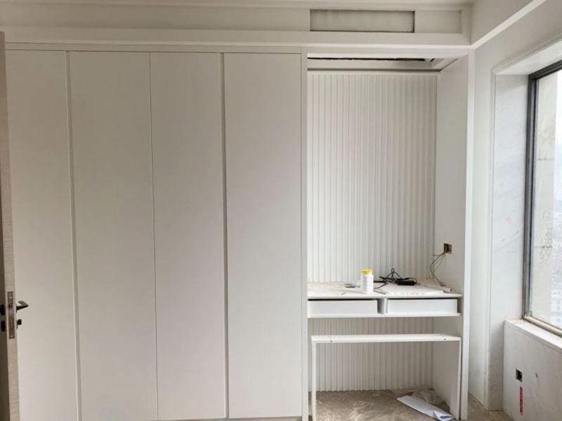 小編這次為各位展示的是南京市建鄴區(qū)臥室榻榻米裝修設(shè)計的施工案例，施工地址是川匯區(qū)復(fù)興路建業(yè)未來城；客戶是網(wǎng)上找的一修公司，看評價以及服務(wù)項目還有綜合實力都不錯，才選擇的我們。南京市建鄴區(qū)臥室榻榻米裝修設(shè)計案例中師傅把原來受潮的表面刮去，重新做防水，再刮膩子，再刷油漆。南京市監(jiān)理全程跟蹤服務(wù)質(zhì)量，非常專業(yè)！而且一修可以選擇整裝還是局裝，可以選擇先服務(wù)后付款的付款方式等，如果您還有其他需求也可以到我們官網(wǎng)上查看更多的關(guān)于南京市其他防水補(bǔ)漏維修，舊房全屋翻新，房屋各類安裝等施工案例。