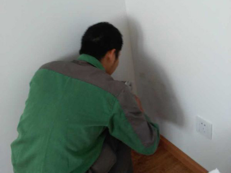 墻面有孔洞太難看？一修房屋快修老師傅教你怎么修補墻面孔洞