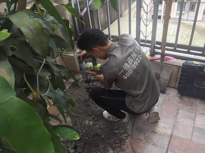武漢防水工人常用的陽臺補(bǔ)漏施工技巧，頂樓漏水怎樣做