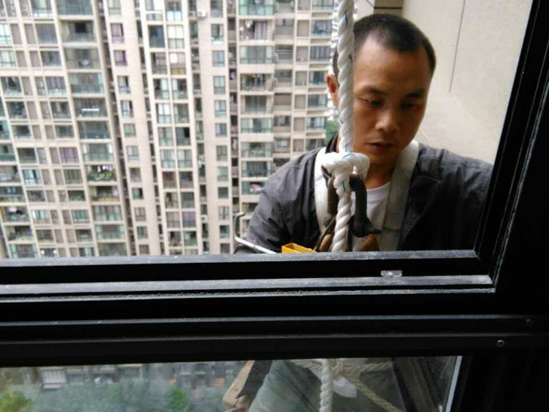 修卷簾門的電話,卷簾門維修一般怎么維修，自己不會怎么辦