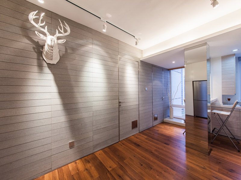  墻面漏水如何處理？墻面漏水可以說是漏水問題中常見的一種，解決墻面漏水也是要注重方法和技巧，網(wǎng)上關(guān)于墻面漏水維修方法、墻面漏水維修報價費用、墻面漏水維修簡單的方法、墻面漏水處理絕招、墻面漏水處理方案、墻面漏水原因判斷、墻面漏水防水多少錢一個平方、墻面漏水處理公司、墻面漏水維修工程哪家好等介紹非常多，今天一修房屋快修小編收集整理了墻面漏水如何處理,如何維修,墻面漏水防水施工方案，一起來看看吧。  墻面漏水如何處理  1.防水沒做好,那么只能重做防水了，這一步驟還比較麻煩，需要完全將墻面瓷磚敲掉，并鏟掉舊的防水層面，從找平開始，一步步來，在出現(xiàn)裂縫的位置用防水涂料彌補。  2.水管漏水導(dǎo)致的滲水，第一步是要找到滲水的源頭，即水管漏水的具體位置；其實這是比較難的，畢竟有些暗管是我們不知道的。