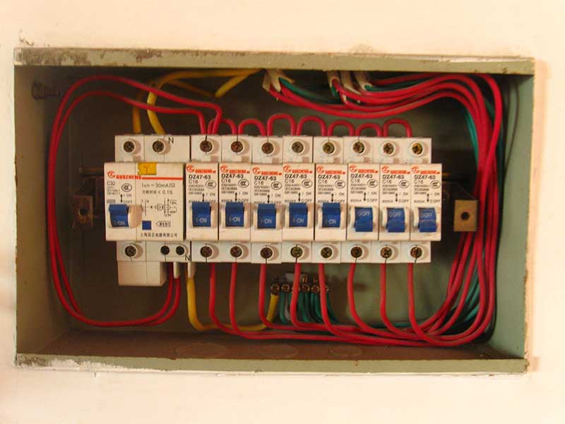  跳閘了推上去還是沒(méi)電怎么辦？聯(lián)系專業(yè)電工師傅上門(mén)處理更可靠