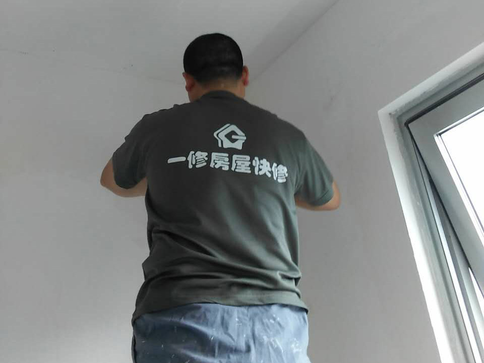 墻面有孔洞太難看？一修房屋快修老師傅教你怎么修補墻面孔洞