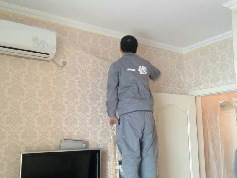 墻面貼墻紙注意事項，舊壁紙空鼓應(yīng)鏟除