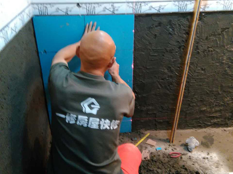 空鼓瓷磚修補(bǔ)，瓷磚中部空鼓需撬磚重鋪