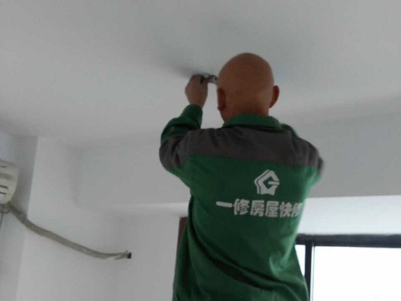 刮膩子施工流程全攻略，力道不勻易致墻