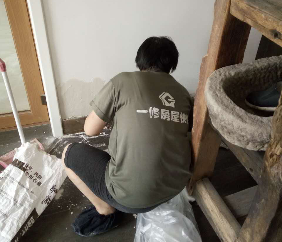 墻面滲水太難看？專(zhuān)業(yè)師傅告訴你原因，