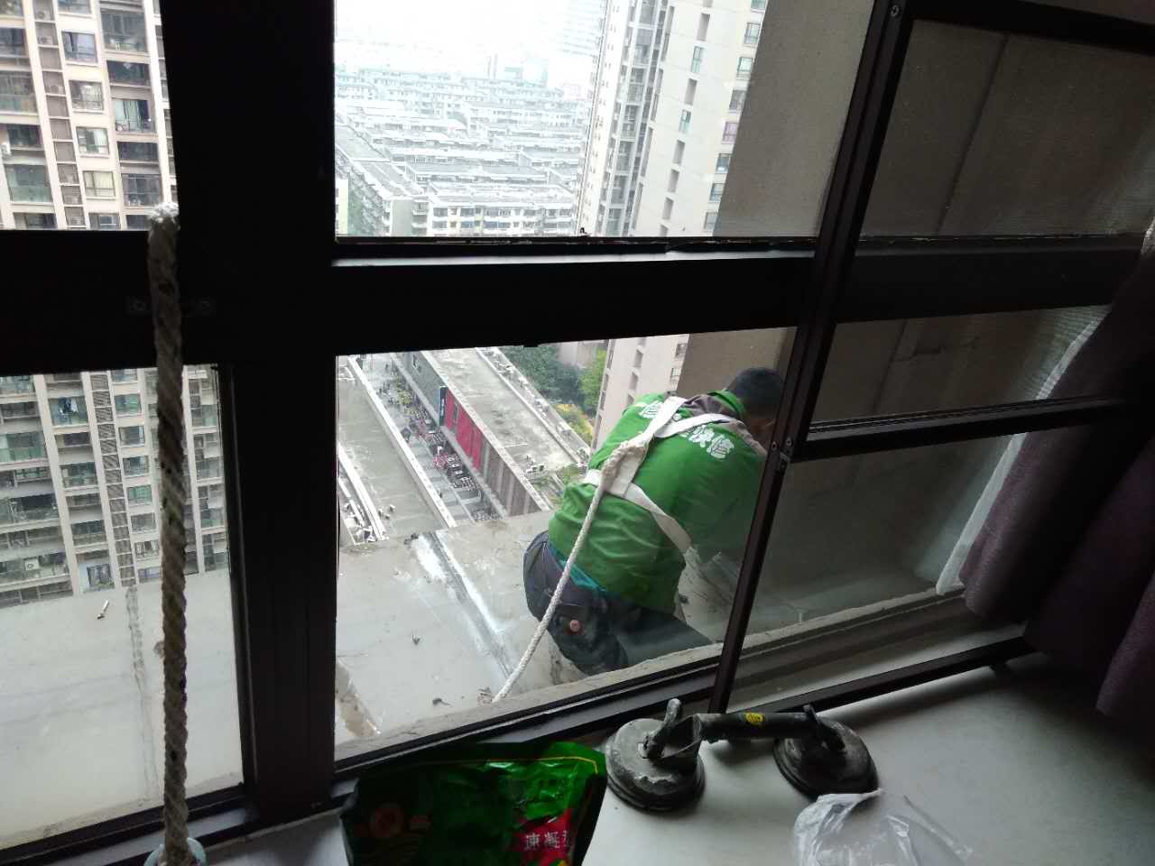 雨季窗戶漏水很糟心，一修教你找原因，