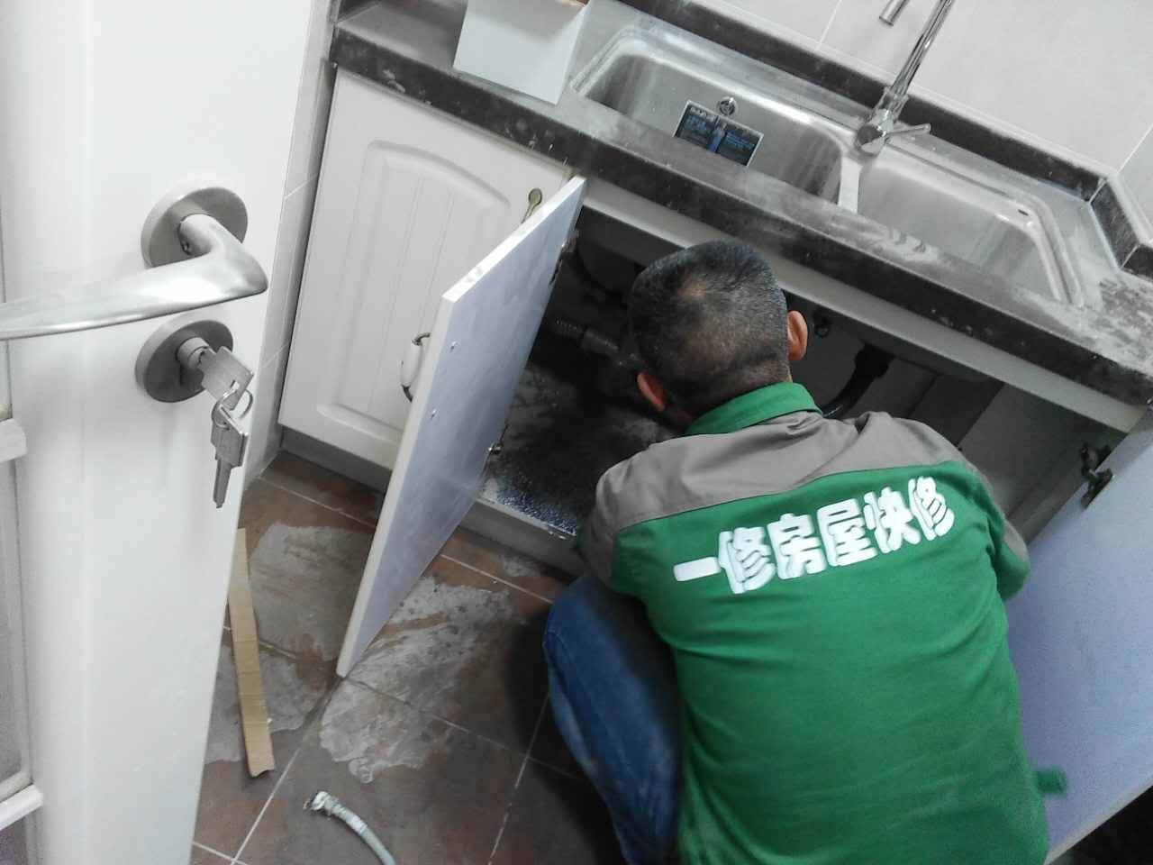 家里管道又堵塞了？一修教你管道疏通技