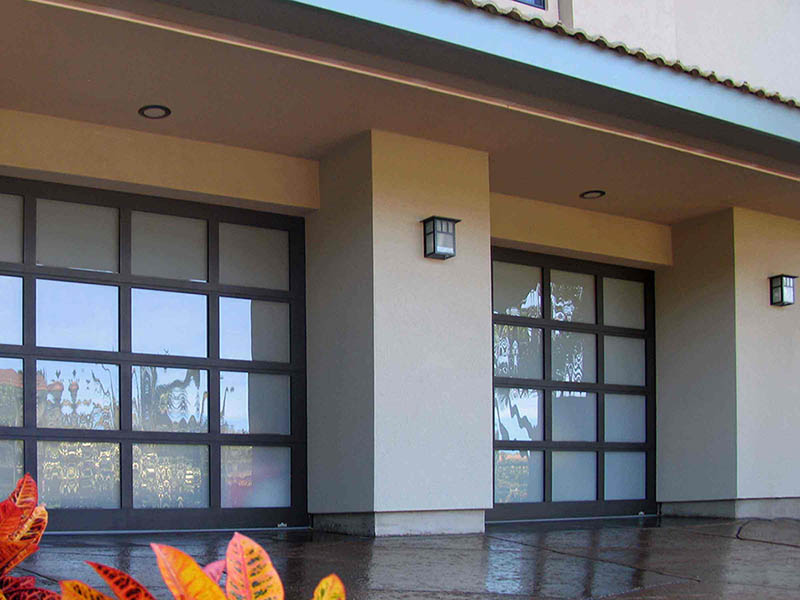 車庫門維修價格是多少，電動車庫門維修