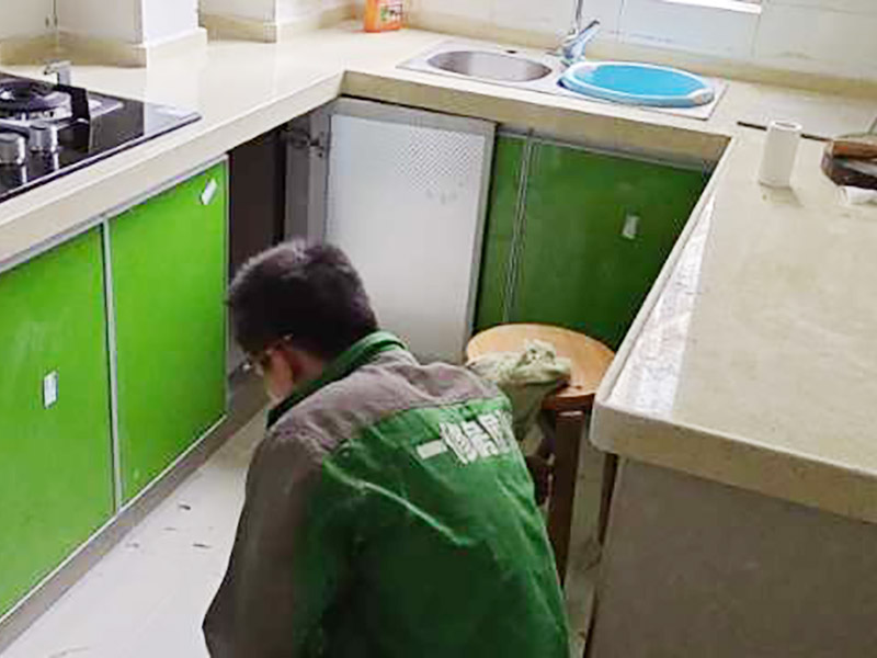 廚房防水有問題導致漏水，漏水漏到樓下