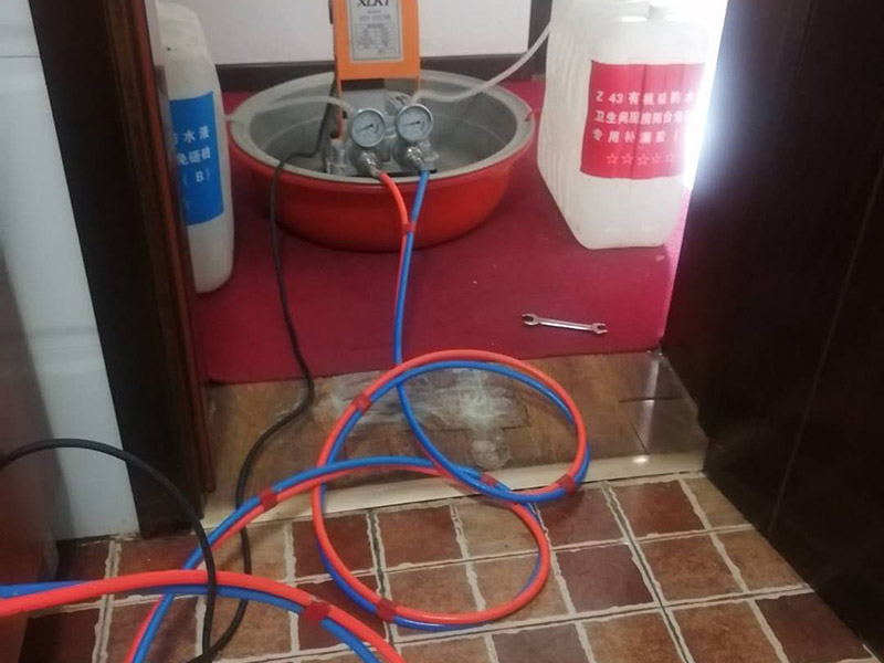 頂樓衛(wèi)生間地磚縫滲水，衛(wèi)生間地磚縫滲