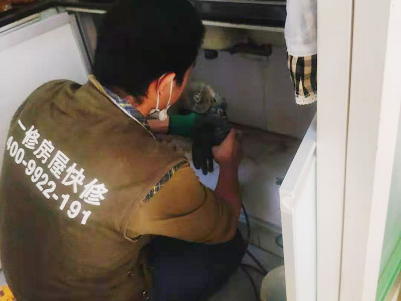 廚衛(wèi)pvc水管破裂滲水出來，pvc水