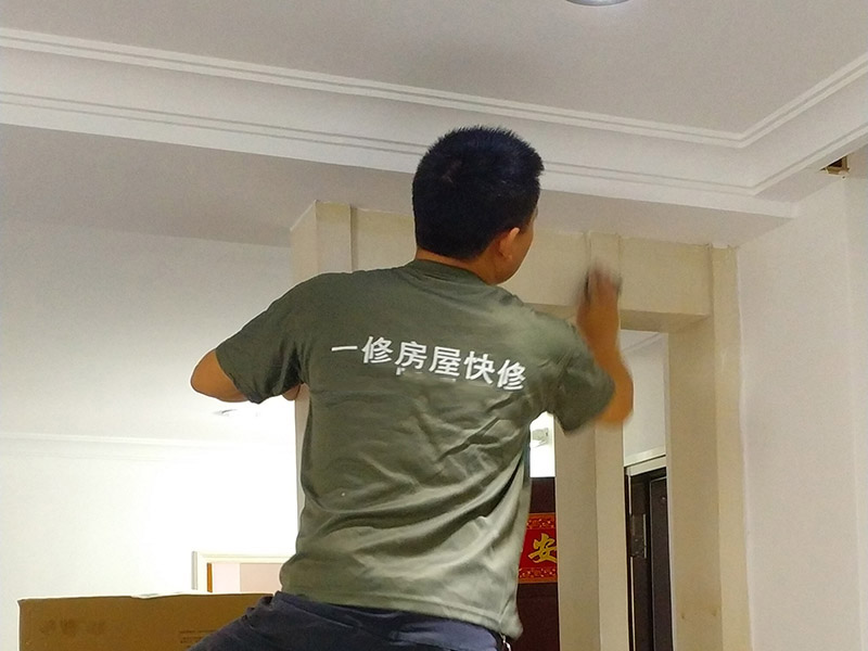 住了幾十年的舊房子只想簡單翻新，墻翻