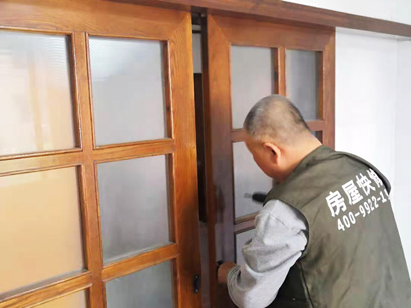 附近的木門維修師傅的電話哪里能找到，